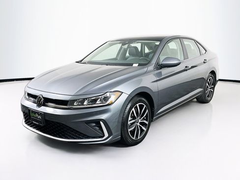 Used 2025 Volkswagen Jetta SE image 3