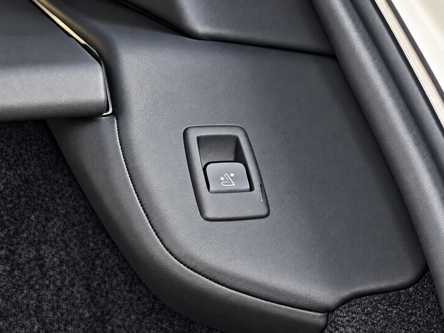 Used 2020 Rolls-Royce Cullinan Black Badge AWD/4WD image 14