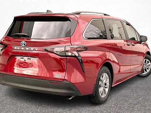 Certified 2024 Toyota Sienna XLE image 7