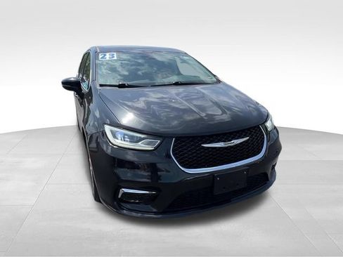 Used 2023 Chrysler Pacifica Touring-L FWD image 8
