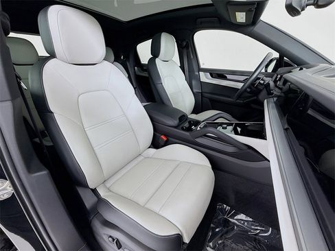 Used 2024 Porsche Cayenne Coupe image 30