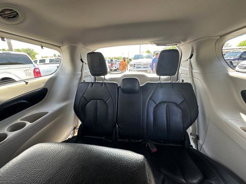 Used 2017 Chrysler Pacifica Touring-L FWD image 10
