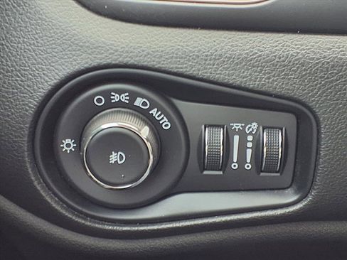 Used 2023 Jeep Renegade Latitude image 12