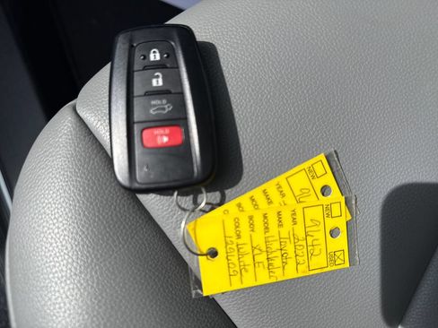 Used 2022 Toyota Highlander XLE FWD image 32