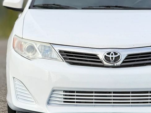 Used 2014 Toyota Camry L image 11