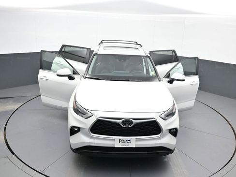 Certified 2024 Toyota Highlander XLE image 48