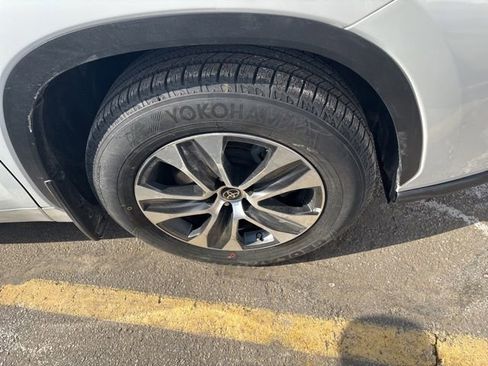 Used 2023 Toyota Highlander XLE image 8