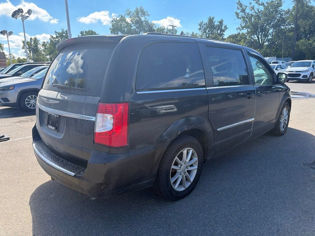 Used 2015 Chrysler Town & Country Touring FWD image 5