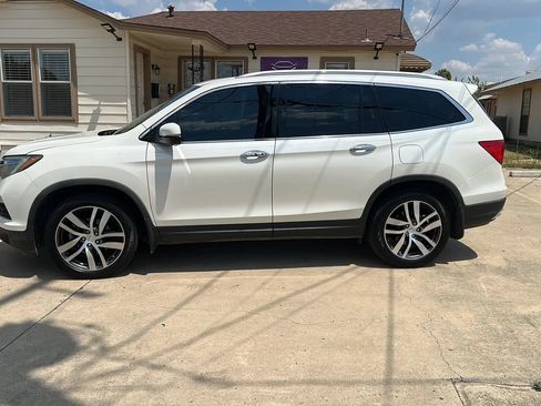 Used 2018 Honda Pilot Touring image 2