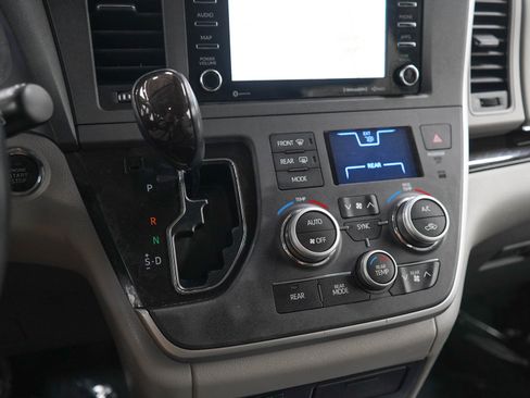 Used 2020 Toyota Sienna XLE w/ XLE Navigation Package FWD image 25