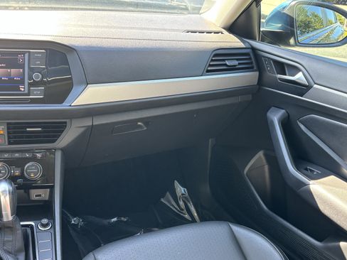 Used 2019 Volkswagen Jetta SE w/ Cold Weather Package image 17