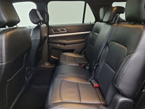 Used 2016 Ford Explorer XLT w/ Equipment Group 202A AWD/4WD image 18