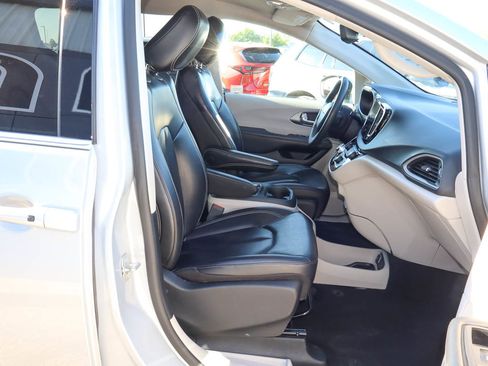 Used 2023 Chrysler Pacifica Touring-L FWD image 27