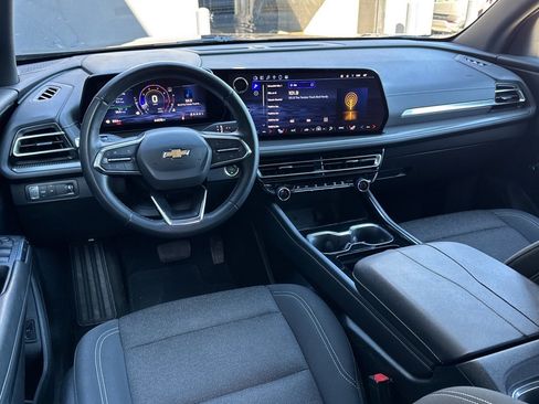 Used 2024 Chevrolet Traverse LT image 2