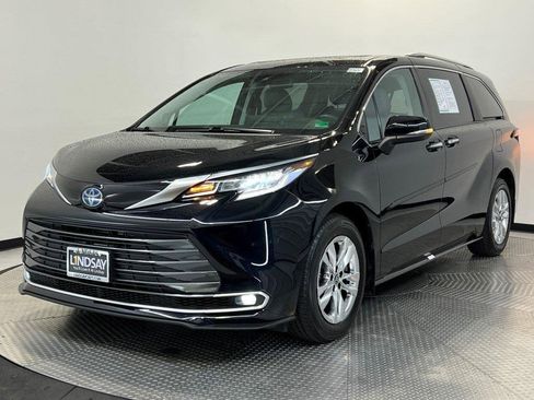 Used 2023 Toyota Sienna Limited image 3
