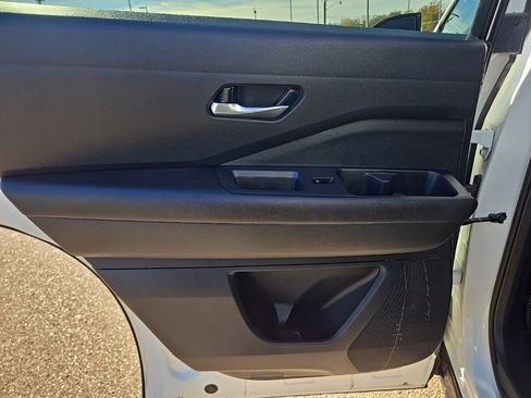 Used 2022 Nissan Pathfinder SV w/ SV Black Package image 32