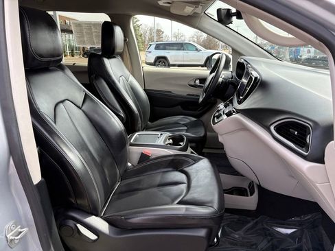 Certified 2023 Chrysler Pacifica Touring-L FWD image 17