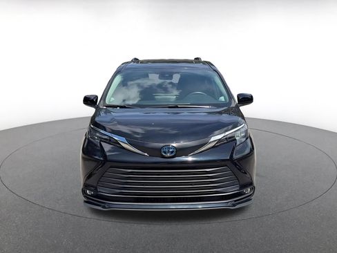 Used 2025 Toyota Sienna XLE FWD image 4