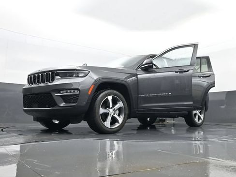 Used 2023 Jeep Grand Cherokee Limited w/ Luxury Tech Group II AWD/4WD image 35