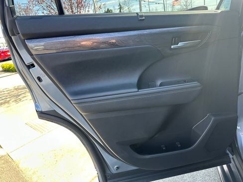 Used 2024 Toyota Highlander Platinum image 13