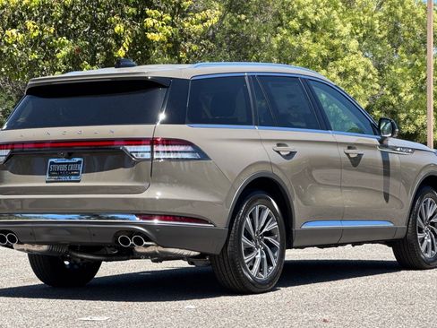 New 2026 Lincoln Aviator AWD image 4