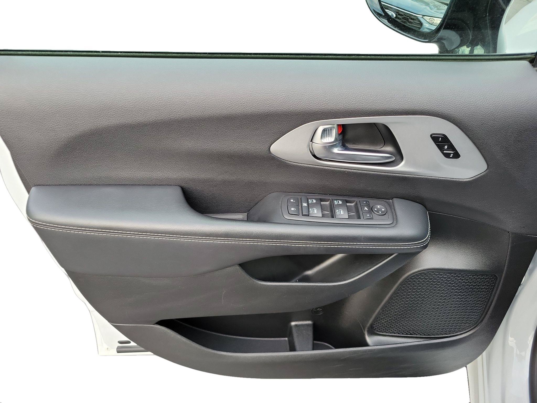 Used 2025 Chrysler Pacifica Limited FWD image 9