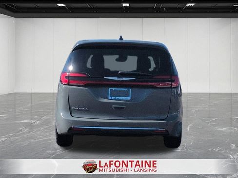 Used 2023 Chrysler Pacifica Touring-L image 4