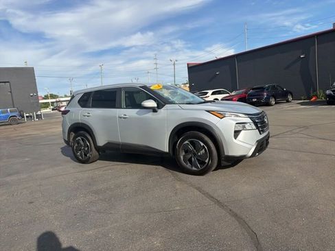 Used 2025 Nissan Rogue SV AWD/4WD image 2