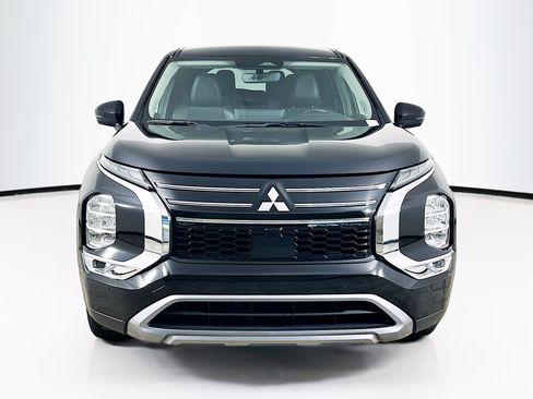 Used 2025 Mitsubishi Outlander SE FWD image 2