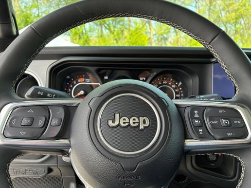 Used 2025 Jeep Wrangler Unlimited Sahara AWD/4WD image 28
