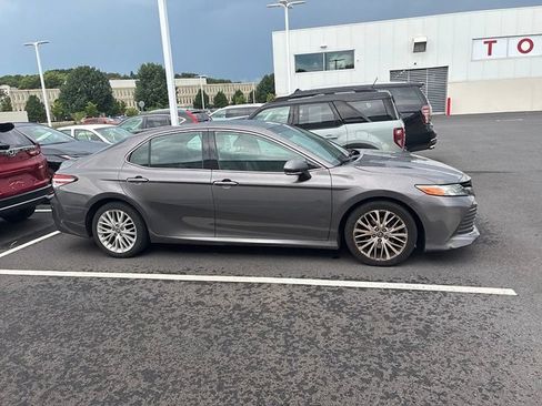 Used 2018 Toyota Camry XLE FWD image 5