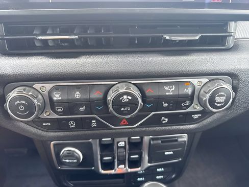 Used 2025 Jeep Wrangler Unlimited Sport AWD/4WD image 15