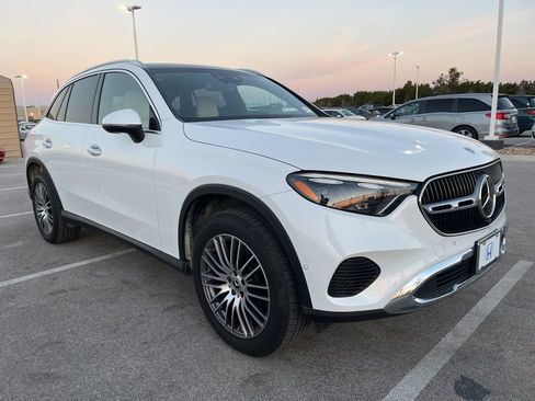 Used 2025 Mercedes-Benz GLC 300 4MATIC image 3