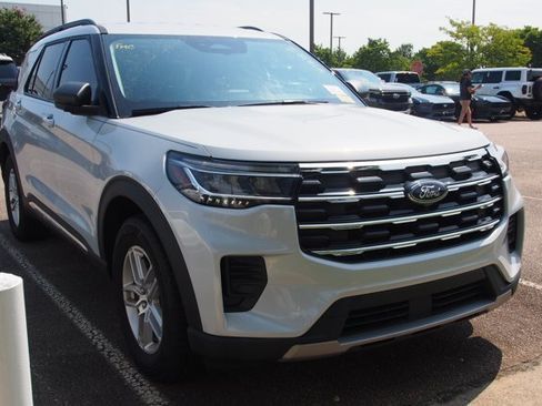 Certified 2025 Ford Explorer Active RWD image 2