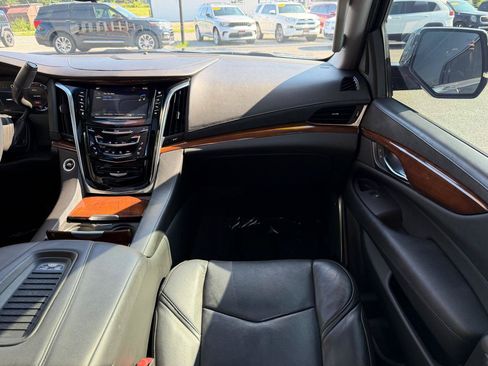 Used 2019 Cadillac Escalade ESV Luxury RWD image 33