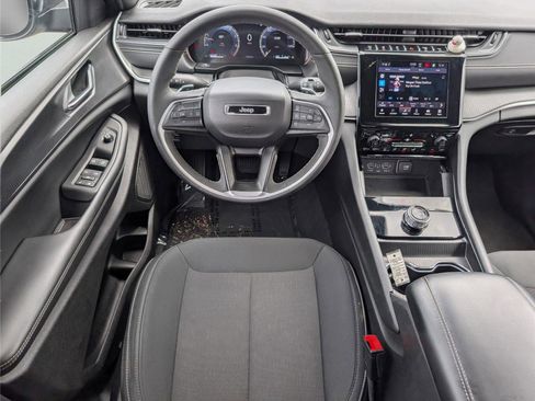 Used 2024 Jeep Grand Cherokee Laredo w/ Luxury Tech Group I RWD image 28