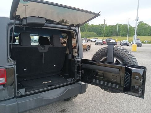 Used 2017 Jeep Wrangler Rubicon w/ Power Convenience Group AWD/4WD image 26