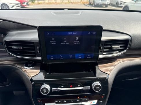 Used 2022 Ford Explorer Limited w/ Equipment Group 301A AWD/4WD image 18