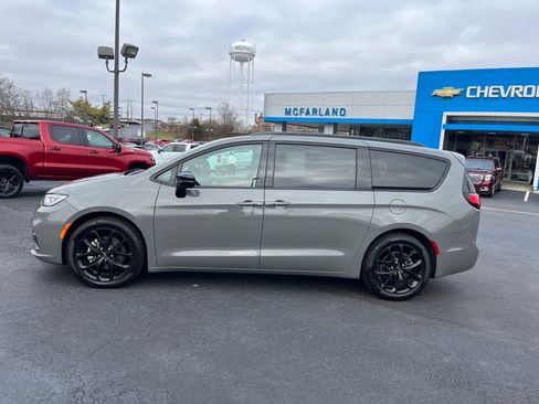 Used 2025 Chrysler Pacifica Limited image 2