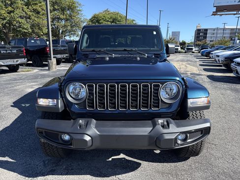Used 2025 Jeep Gladiator Sport AWD/4WD image 3