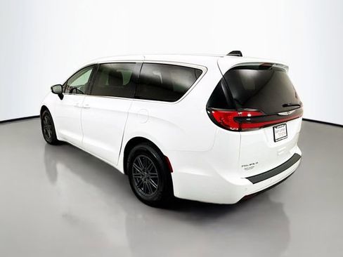 Used 2024 Chrysler Pacifica Touring-L FWD image 5