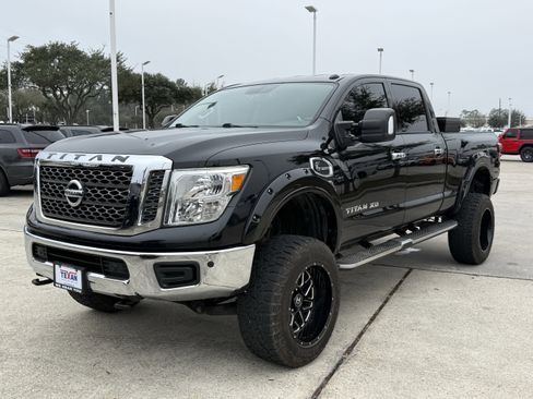 Used 2018 Nissan Titan SV w/ SV Convenience Package image 9