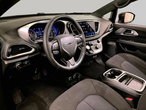 Used 2021 Chrysler Pacifica Touring FWD image 12