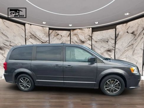 Used 2017 Dodge Grand Caravan SXT FWD image 4