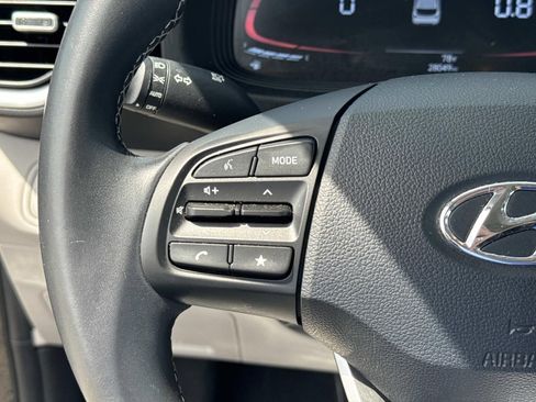 Used 2025 Hyundai Venue SEL FWD image 24