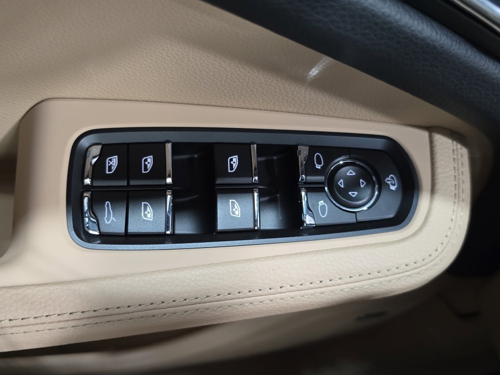 Certified 2026 Porsche Macan AWD/4WD image 21