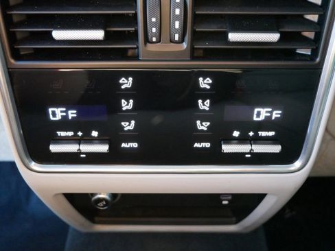 Used 2022 Porsche Cayenne AWD/4WD image 13
