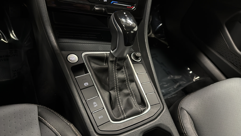 Certified 2025 Volkswagen Jetta SE FWD image 19