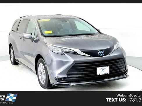Used 2025 Toyota Sienna LE AWD/4WD image 1
