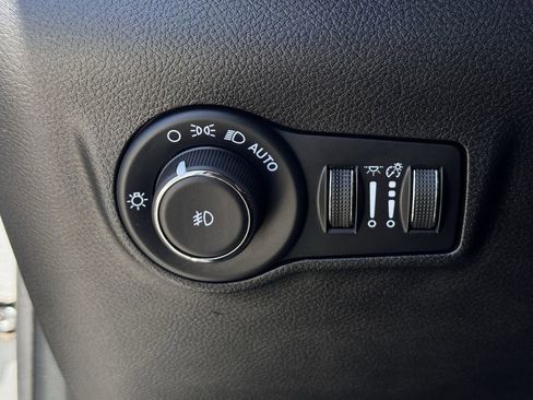 Used 2025 Jeep Compass Limited image 23